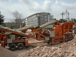 反擊移動(dòng)破碎站處理建筑垃圾